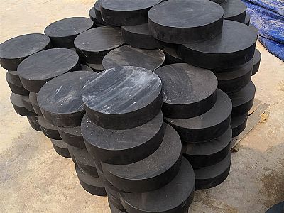 鞍山板式橡胶支座由若干层橡胶片与薄钢板经加压硫化